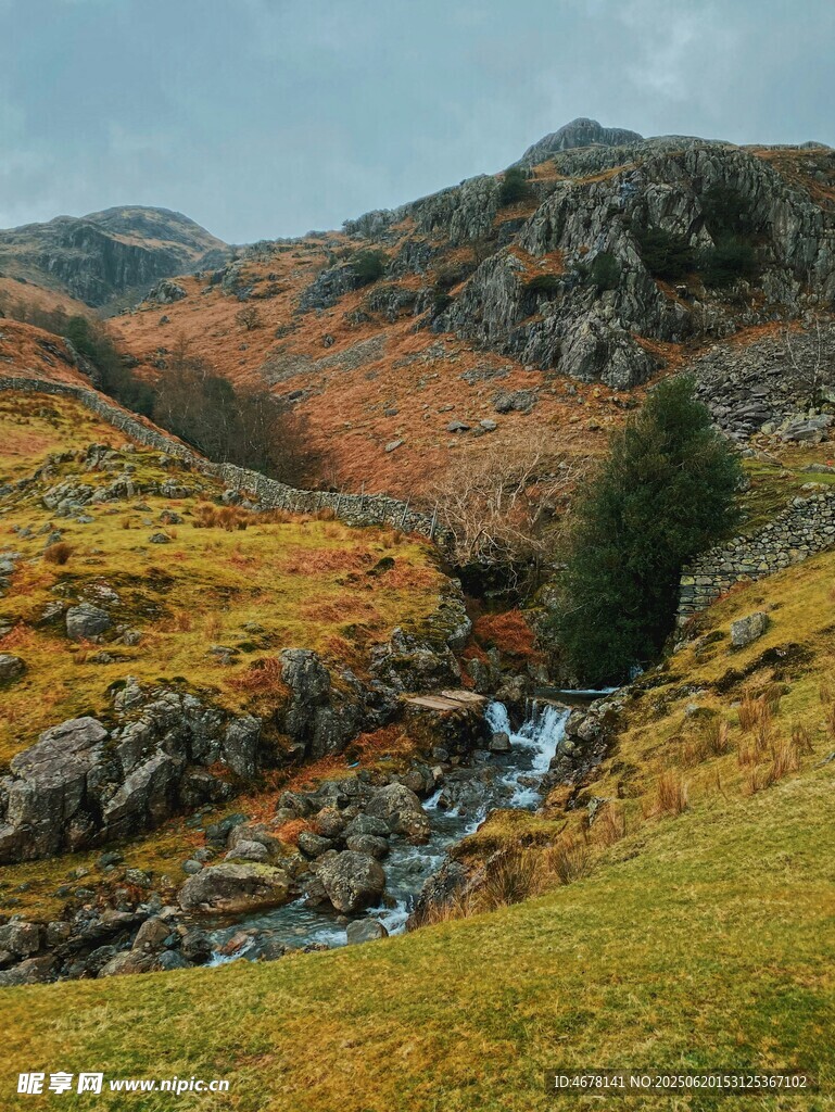 山间溪流秋色美景