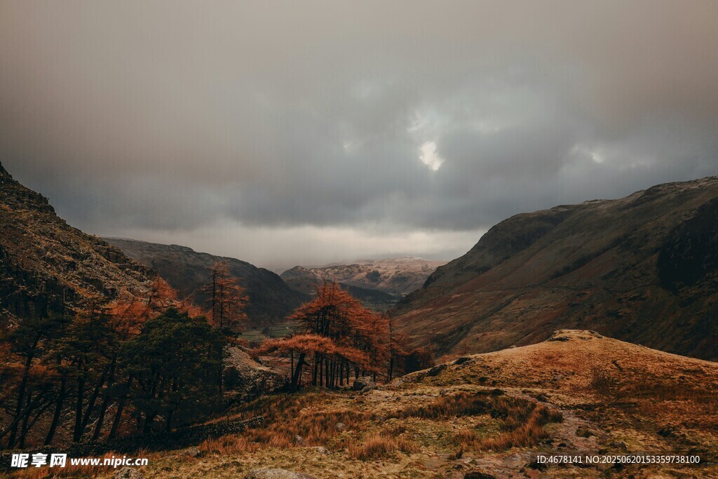 山间秋色云雾缭绕之景