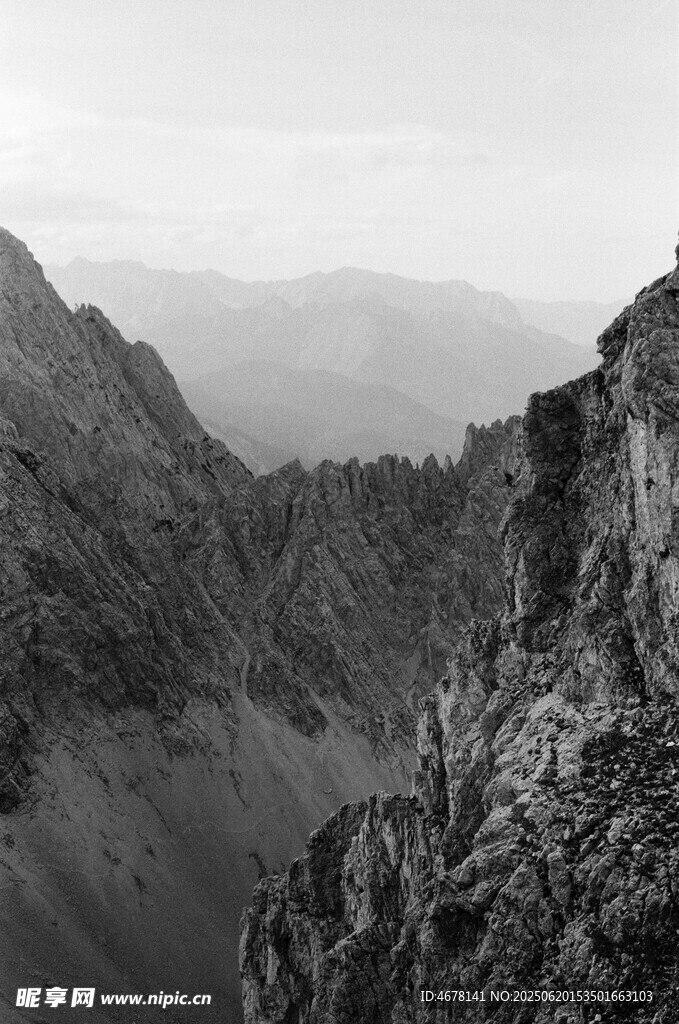 壮丽山景黑白风光