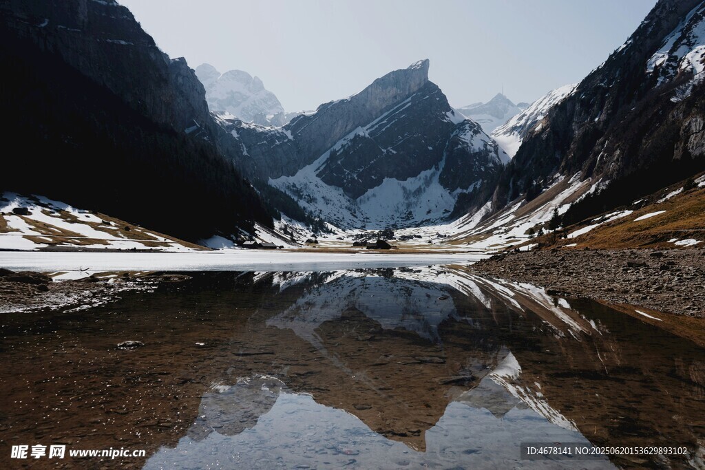 雪山倒映于静谧湖水