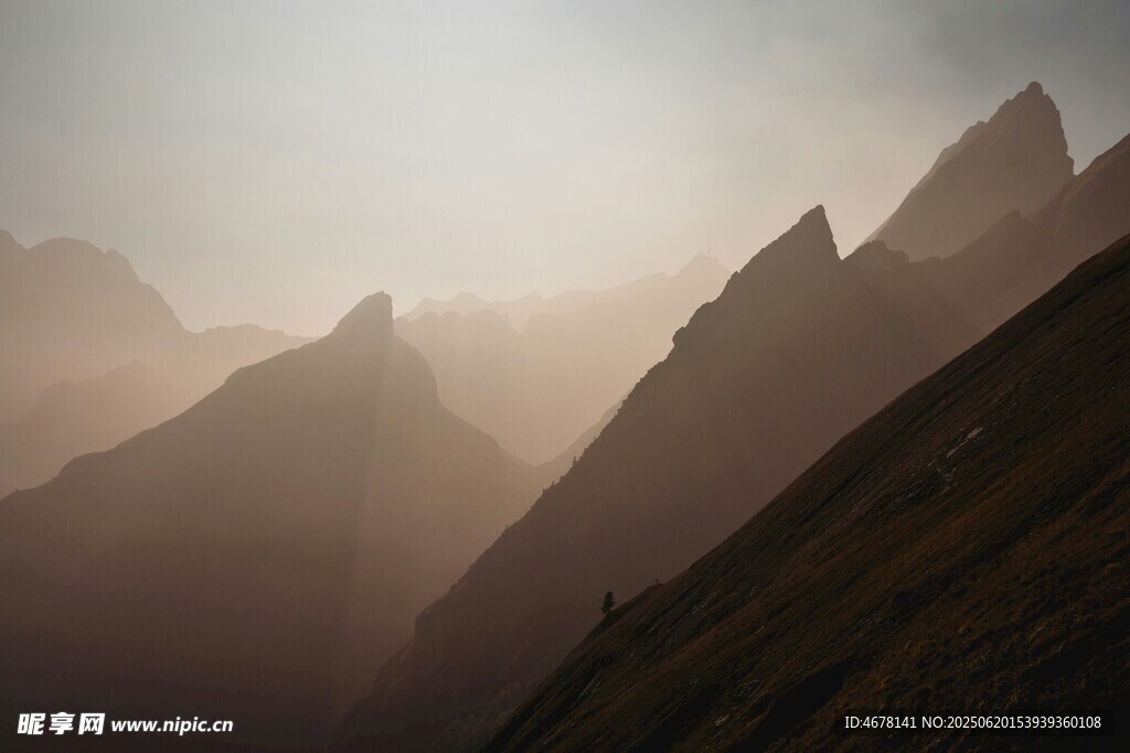 雾中峻峭山峰景色