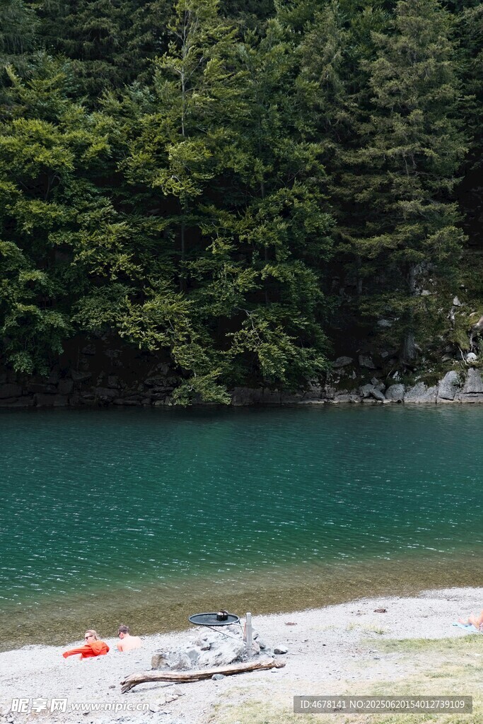 青山绿水间的静谧沙滩