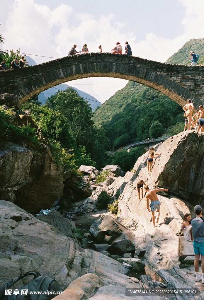 石桥横跨山间溪流