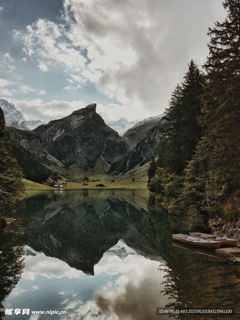 山间静湖自然美景如画