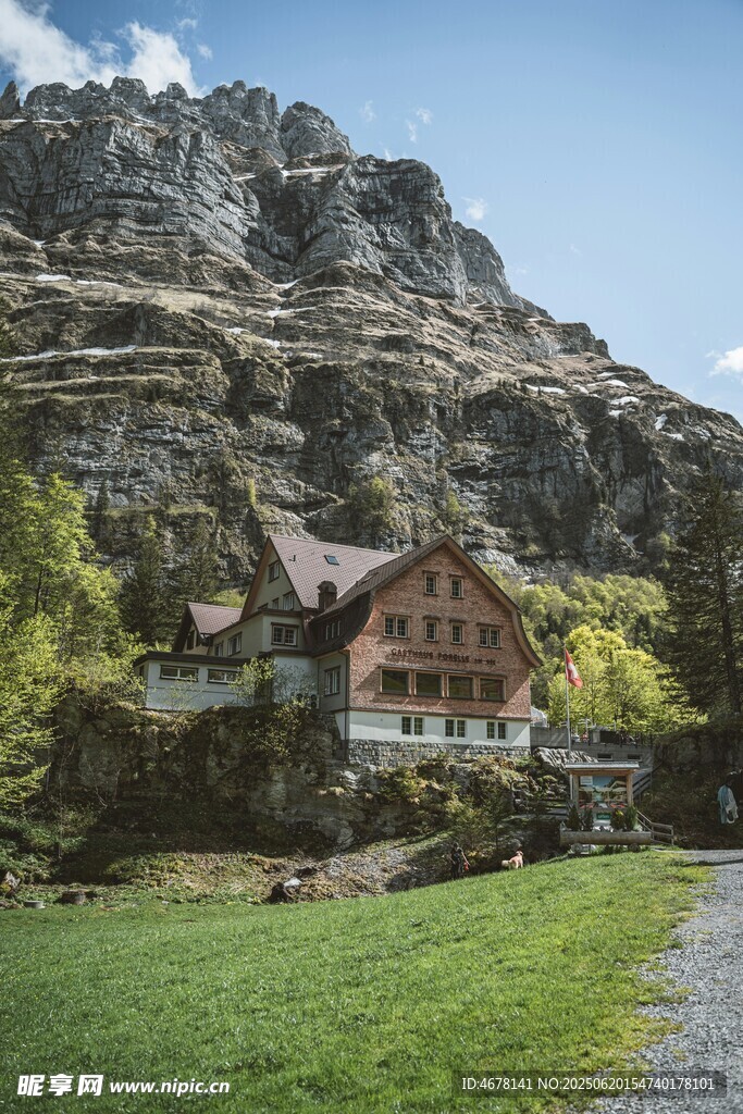 山间小屋自然美景相伴
