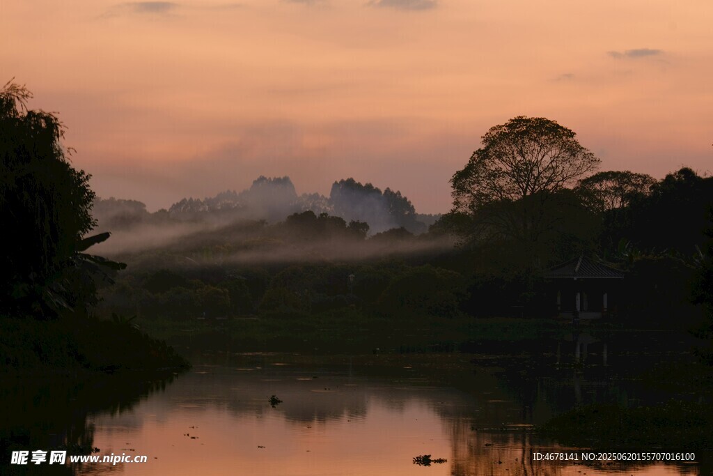 湖畔晨曦美景