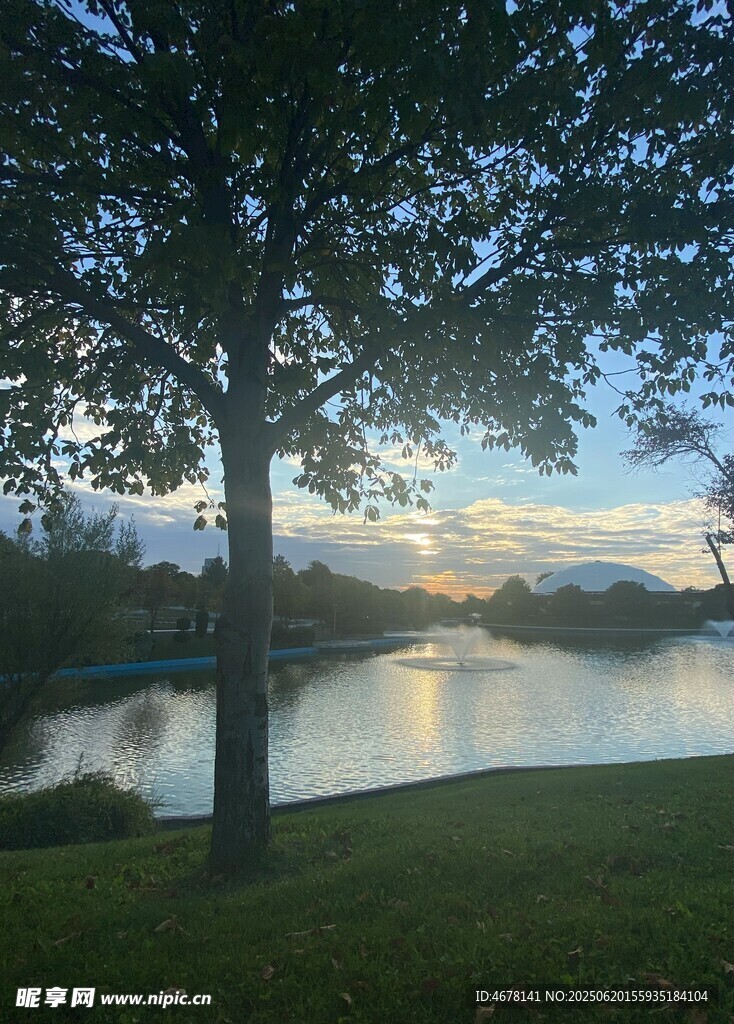湖畔黄昏美景