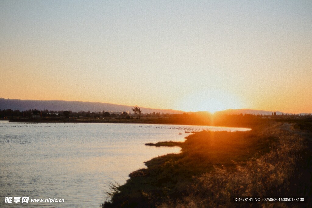 夕阳下的河畔美景