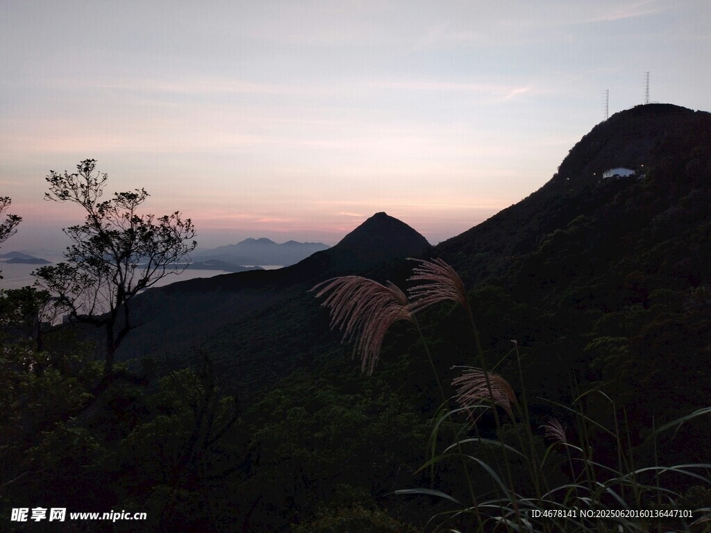 黄昏下的山峦美景