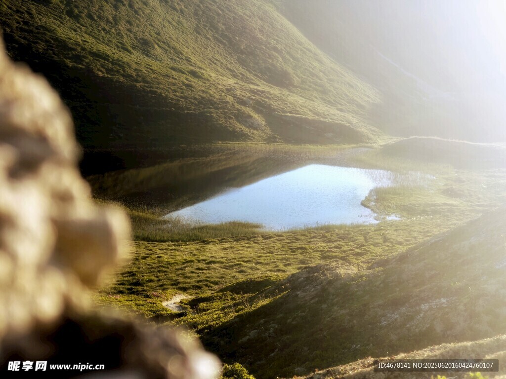 山间静谧湖泊美景