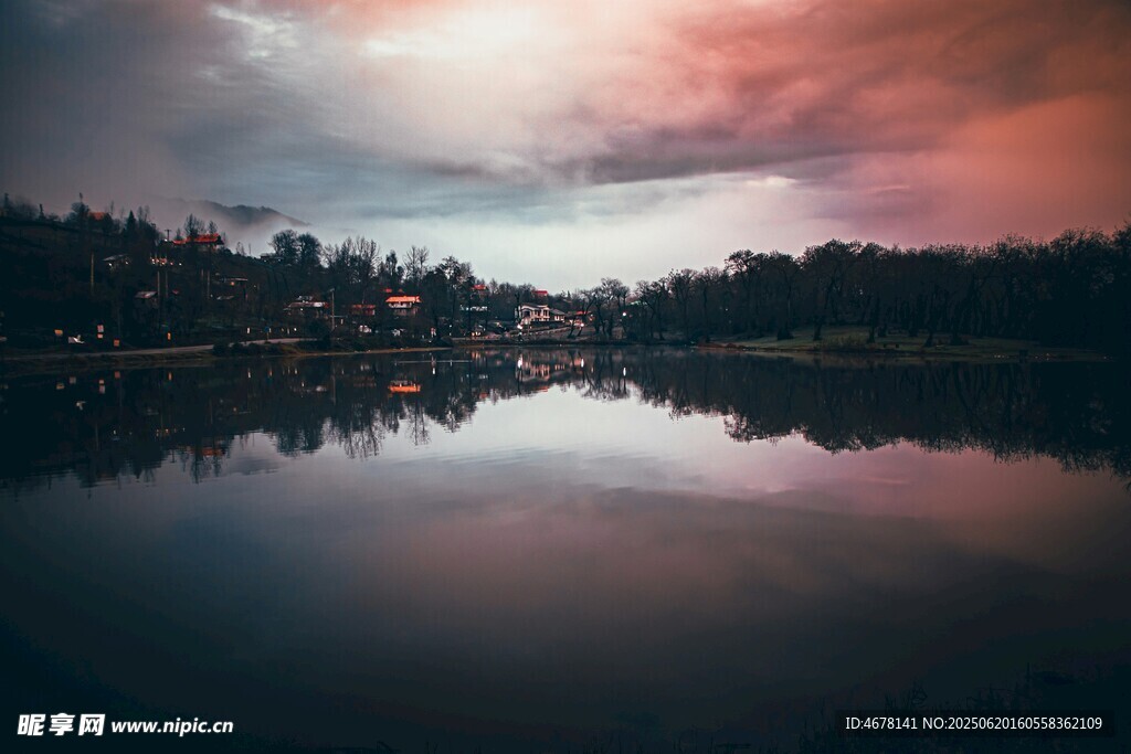 湖畔黄昏美景