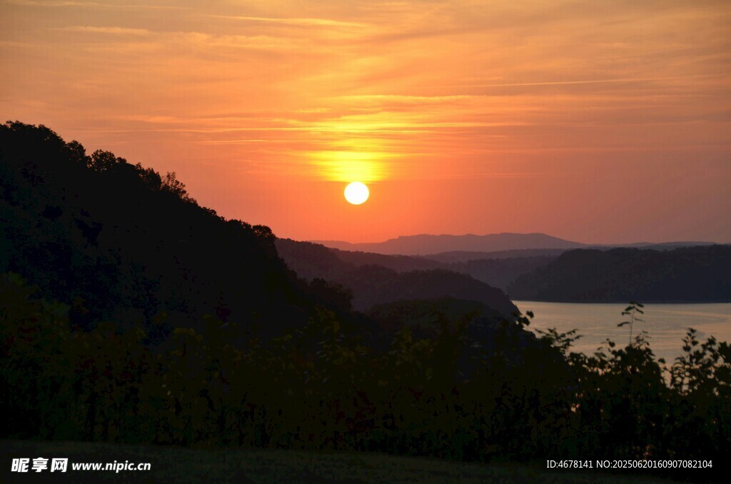 夕阳下的山水美景