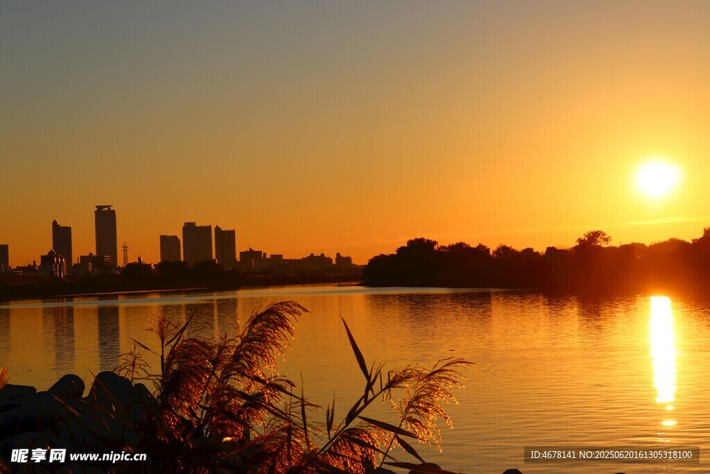 湖畔夕阳下的城市天际线