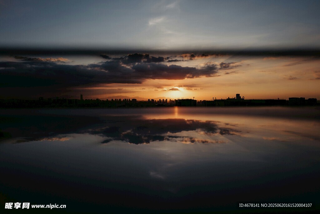 夕阳下平静湖面的美丽倒影