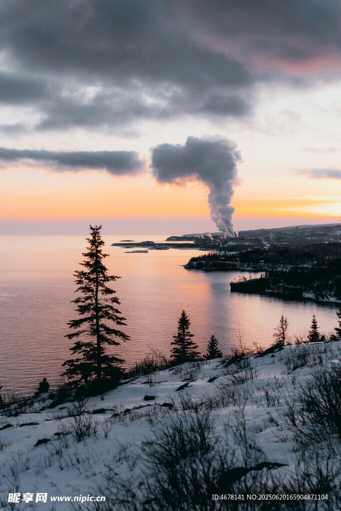 雪岸湖畔的壮丽日出景观