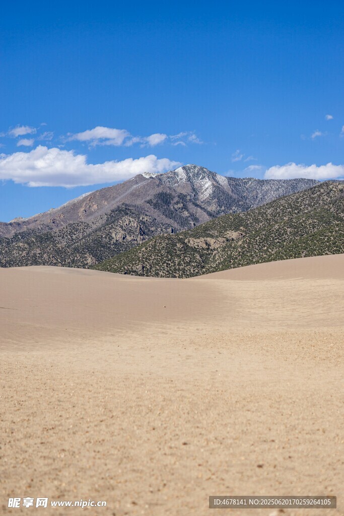 沙漠与远山的壮丽景致