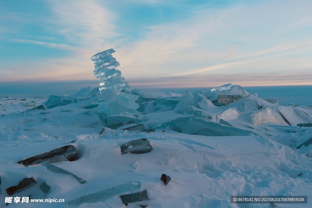 极地冰雪景观中的独特建筑
