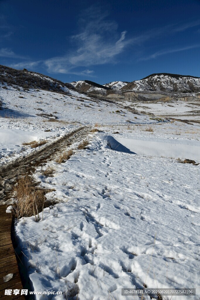雪覆山路的冬日风景