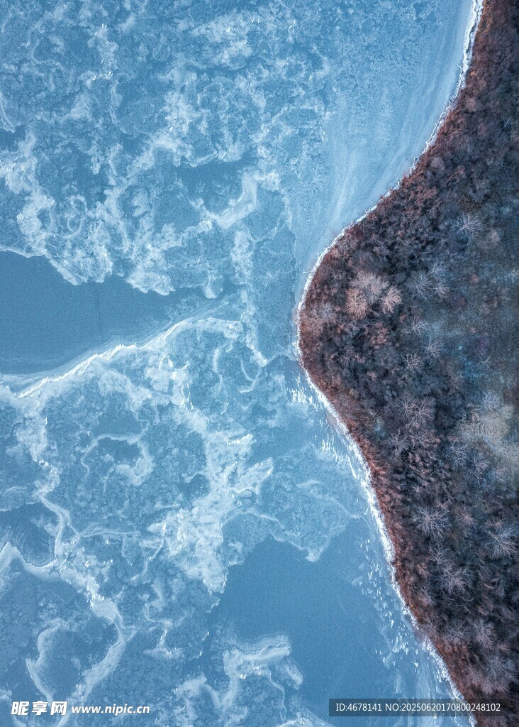 海边浪花拍打礁石景象