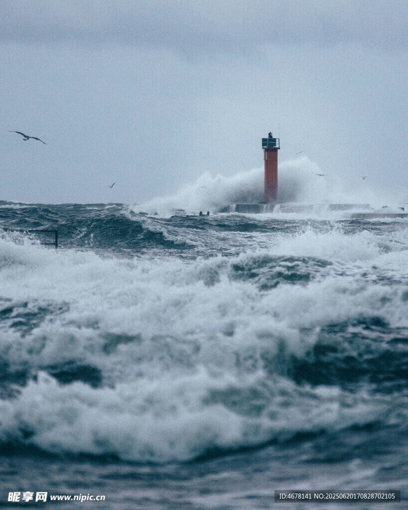 海上灯塔迎击汹涌海浪
