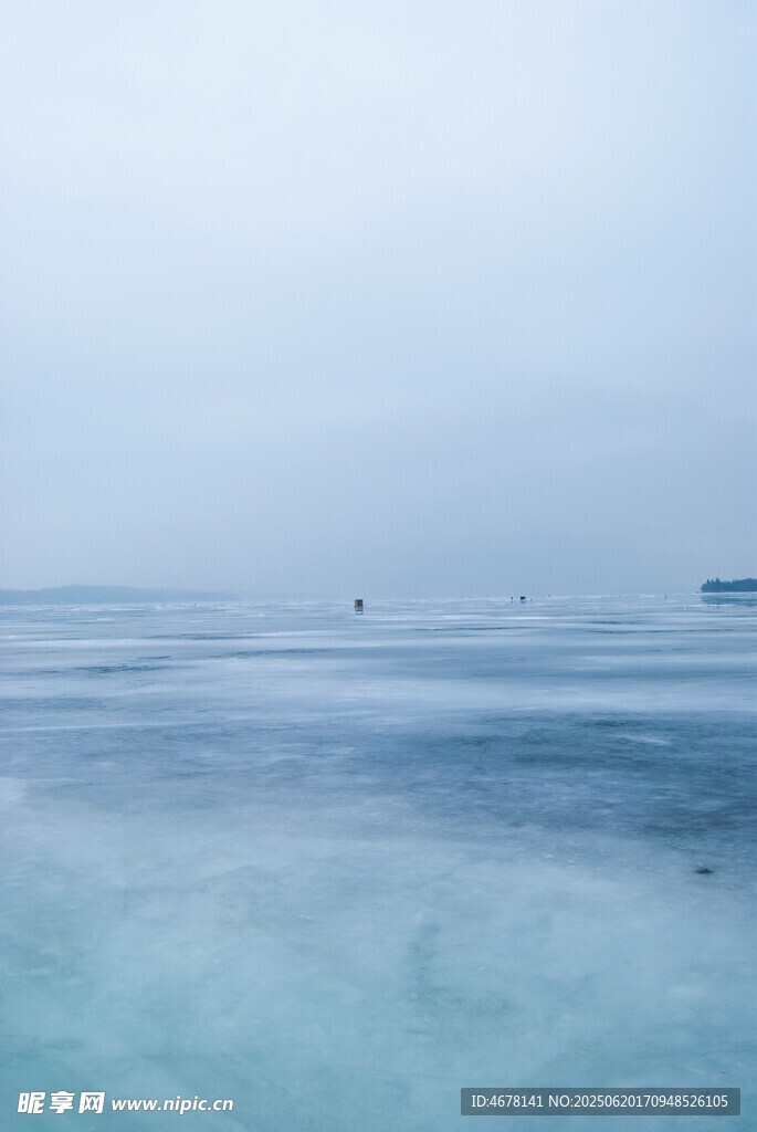 冰封海面的宁静景致