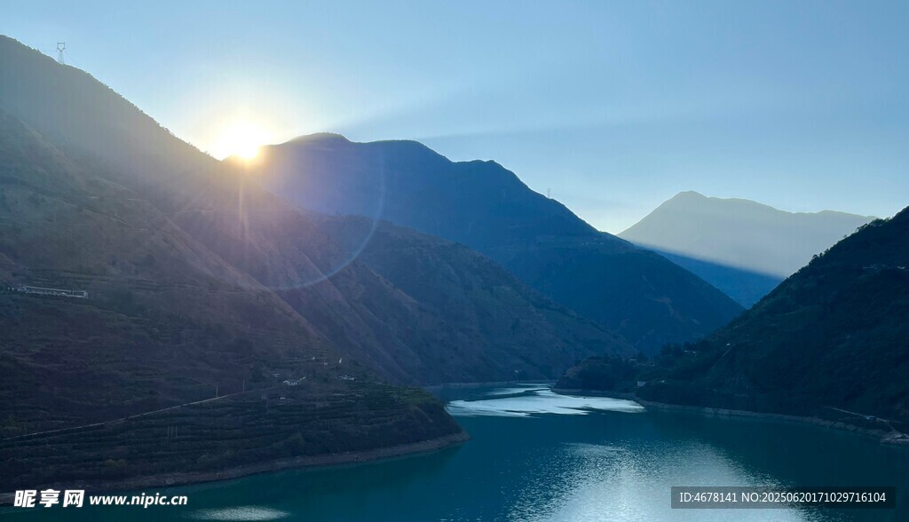 山间湖畔日出美景