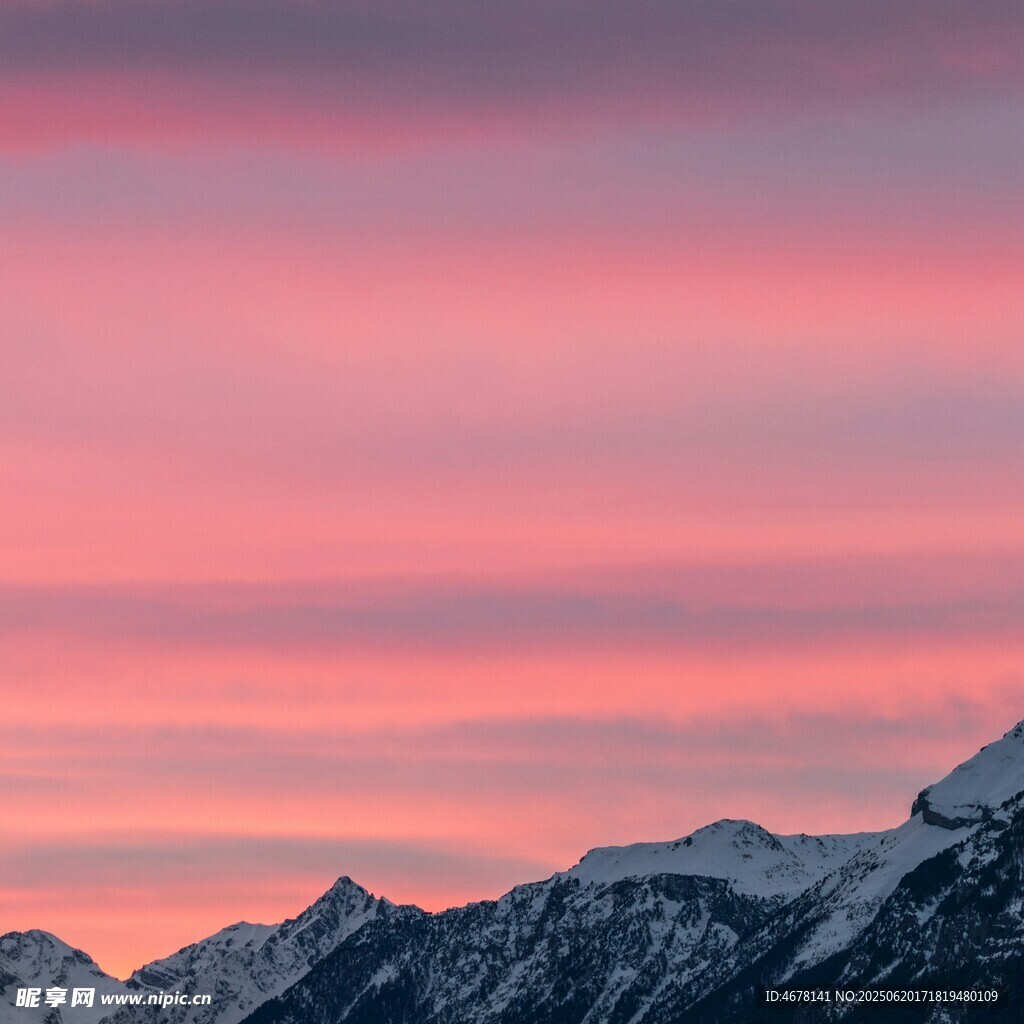 粉霞映雪山壮丽美景