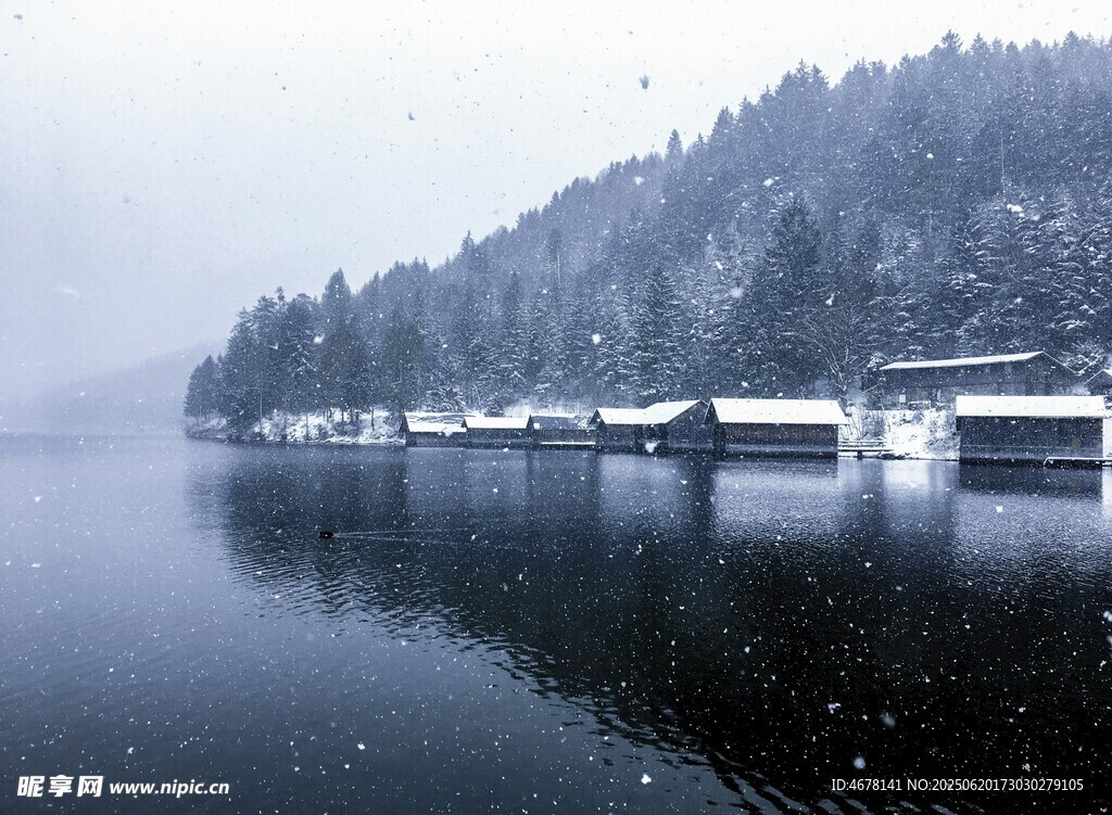 冬日湖畔雪景中的停泊船只