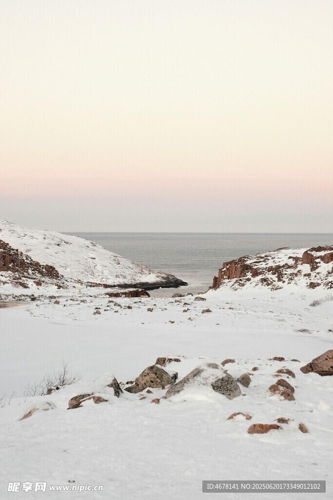 雪覆海岸的静谧风光