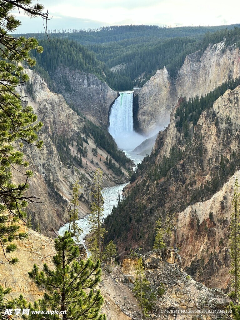 黄石公园壮丽峡谷景观