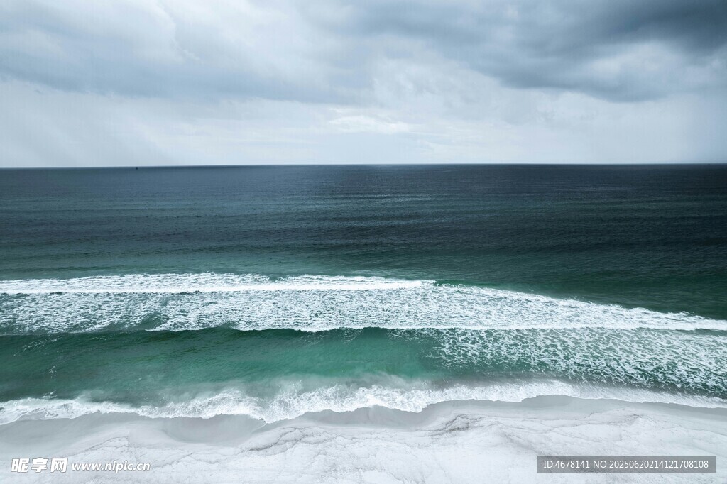 海浪翻涌的壮阔海景