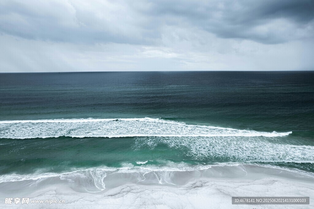 海浪翻涌的壮阔海景