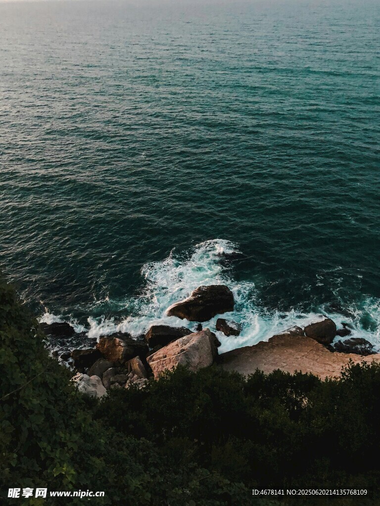 海岸风光海浪拍击礁石