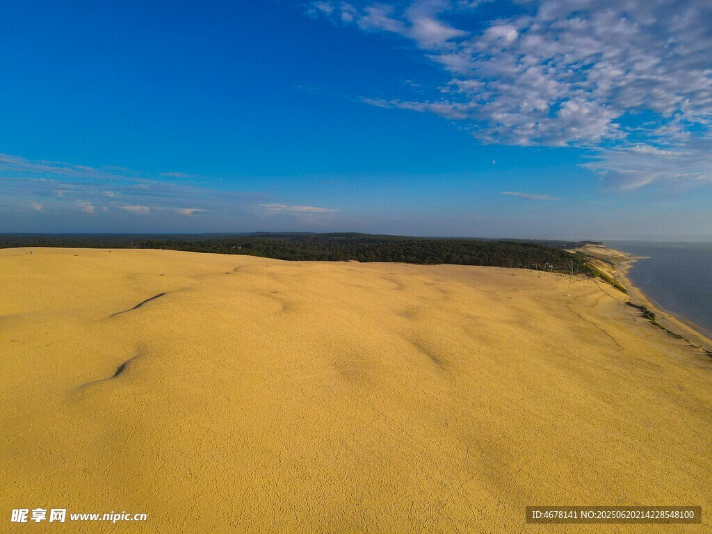 金黄沙丘与蓝天美景