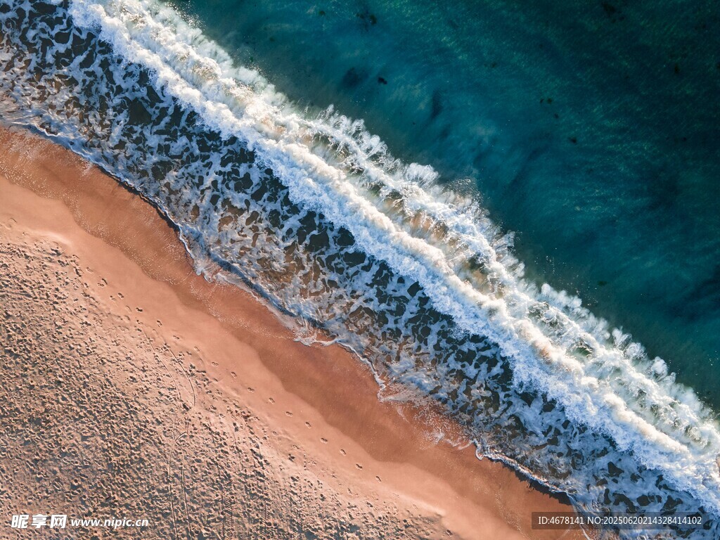 海边沙滩与海浪美景