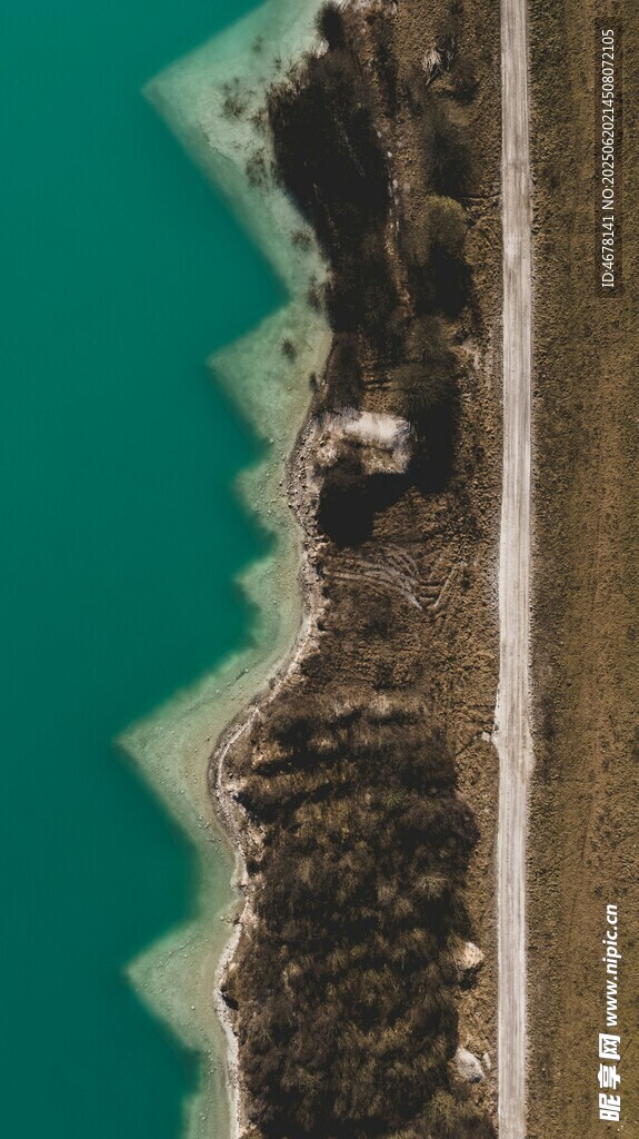 蓝绿湖畔风光