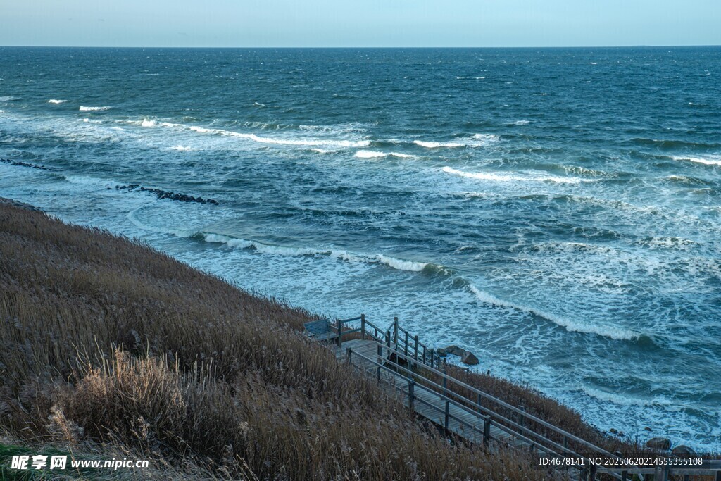 海边木栈道与翻涌海浪