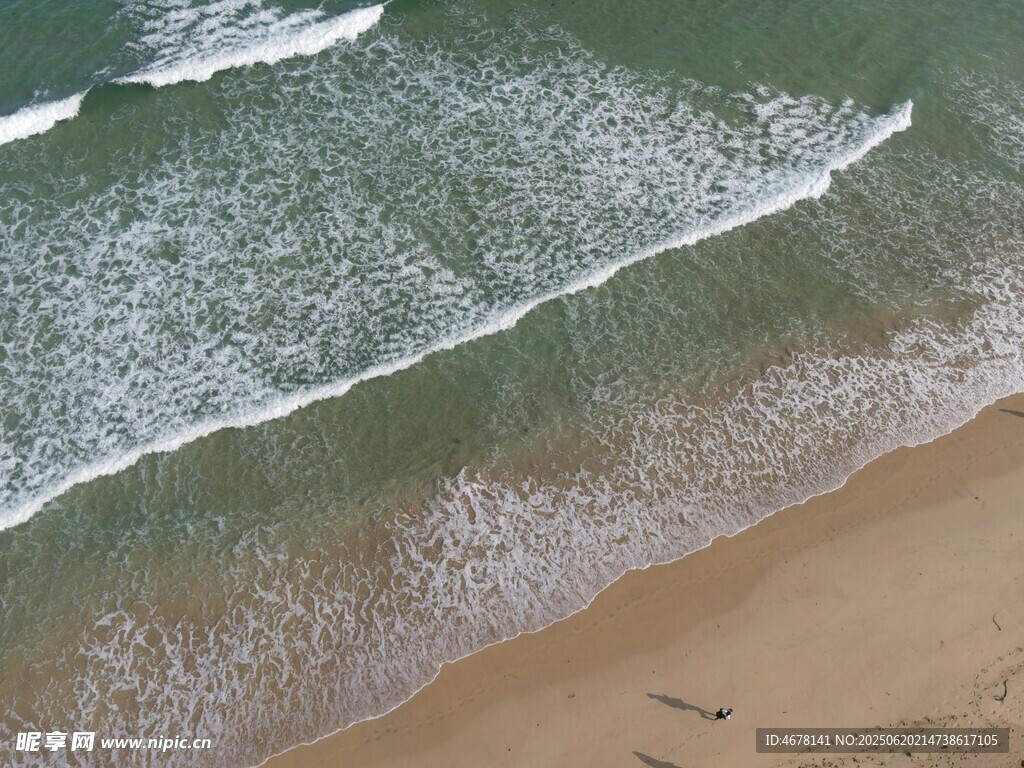 俯瞰沙滩海浪美景
