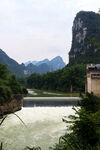 山水间的水坝景观