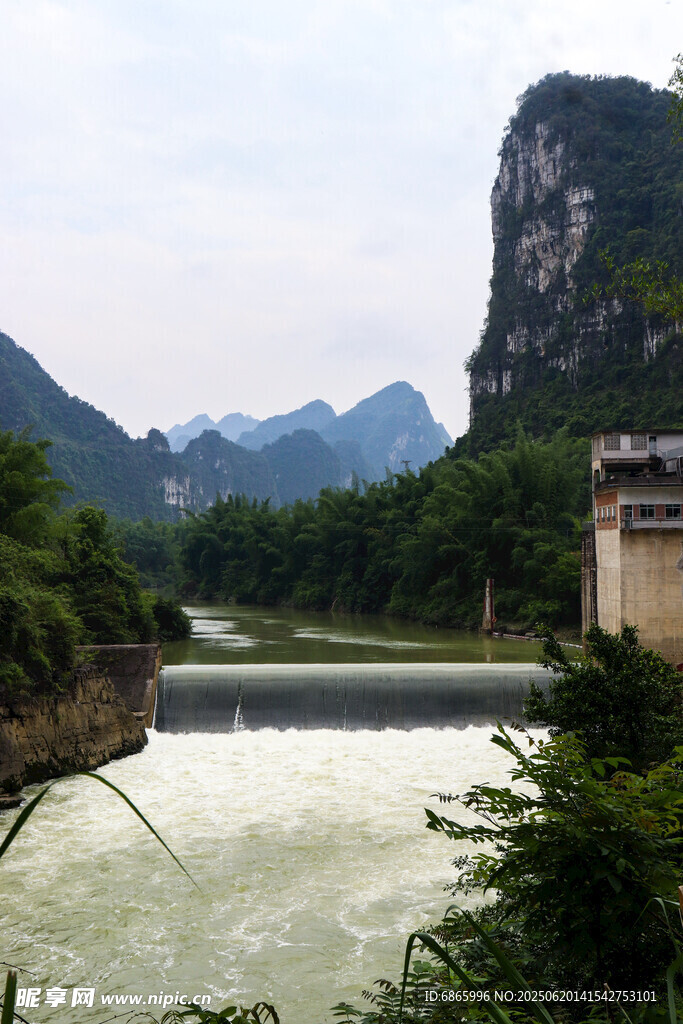 山水间的水坝景观