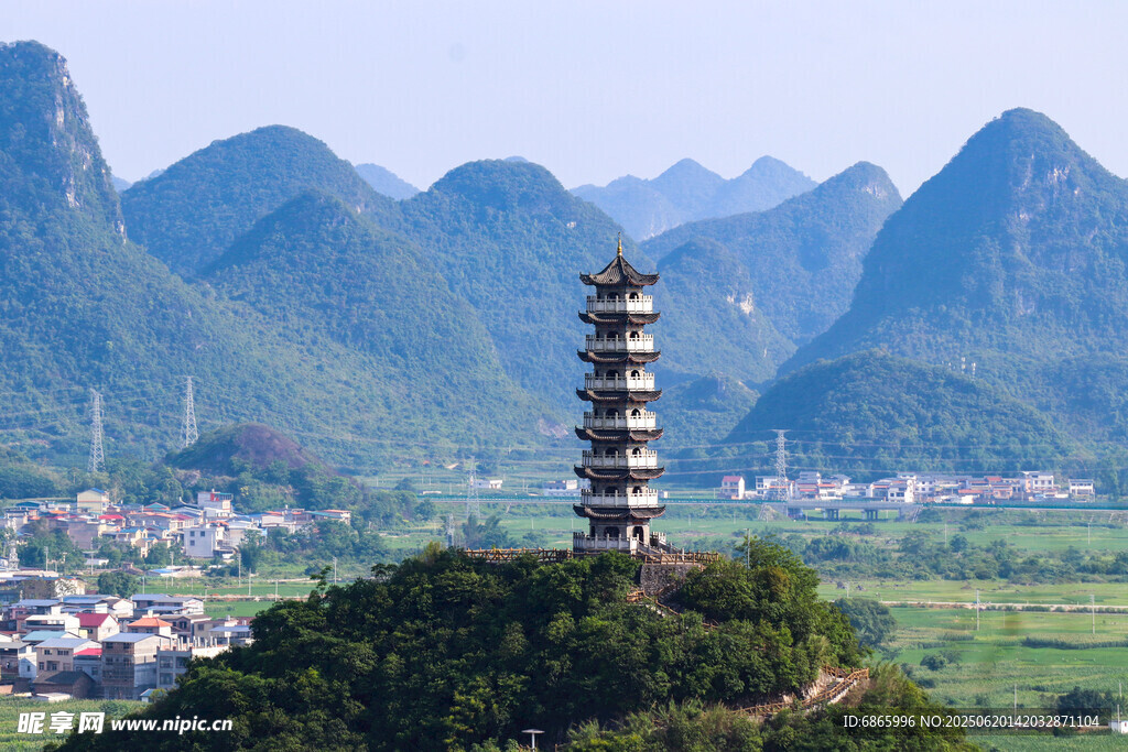山间宝塔映秀丽山水