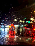 雨夜车窗下的城市光影