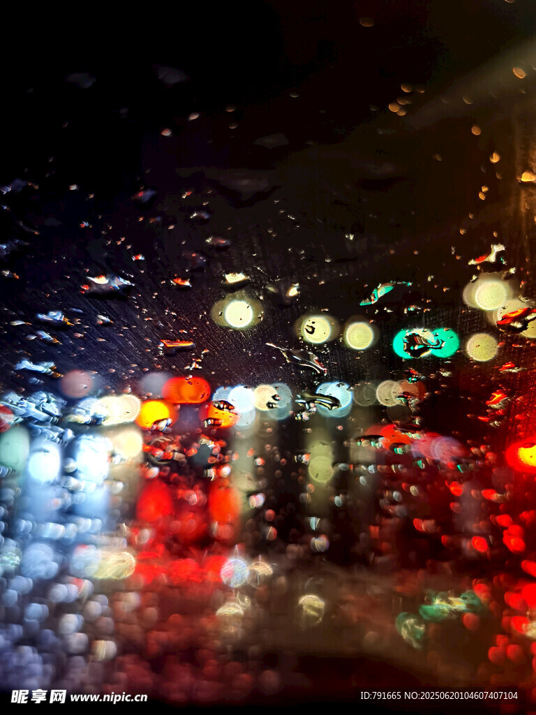 雨夜车窗下的城市光影
