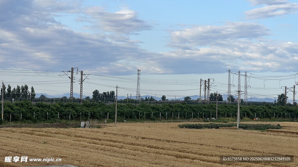 田野上的输电线路景观