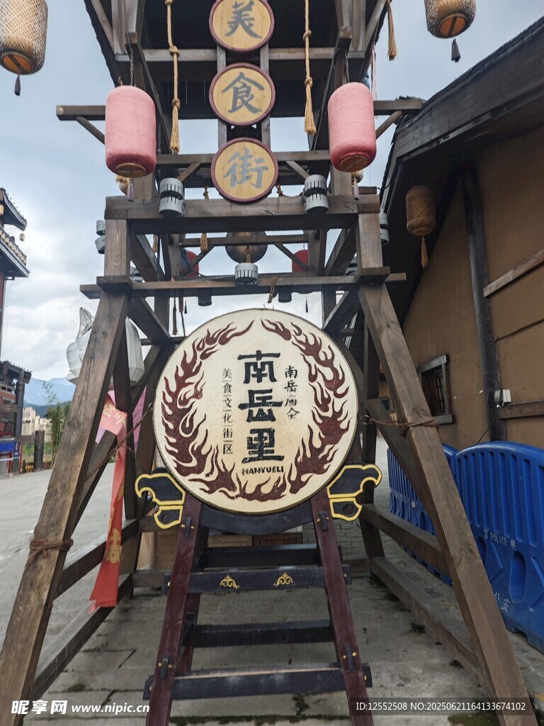 传统中式装饰架上的精美物件