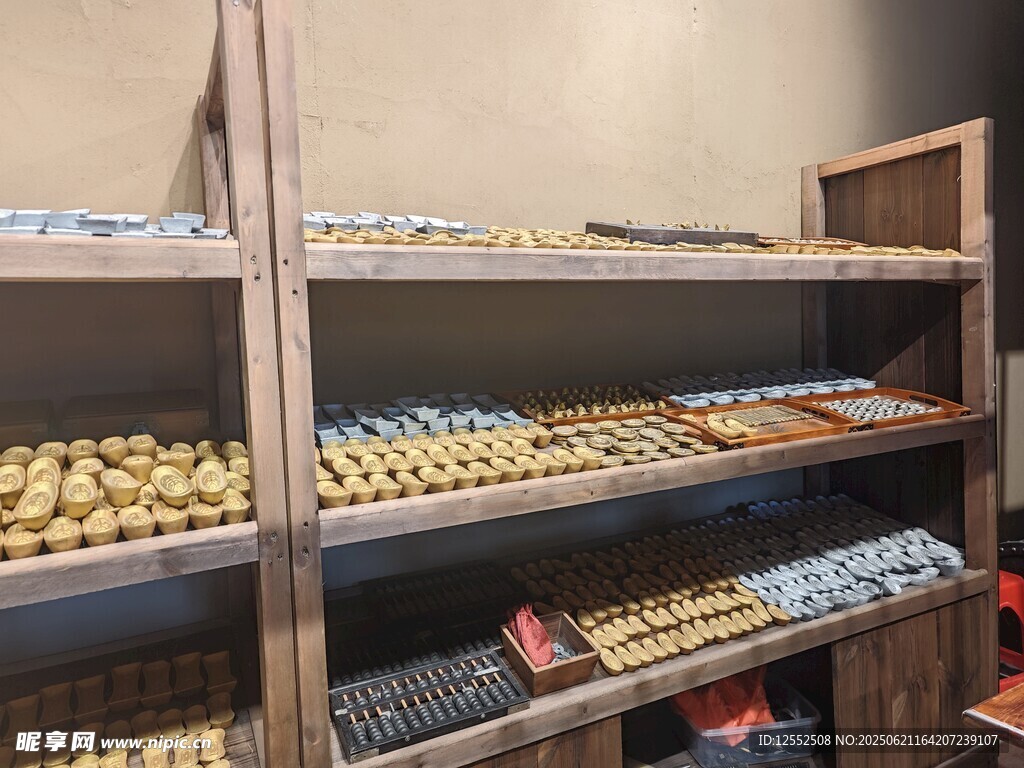 货架上摆满多样零食