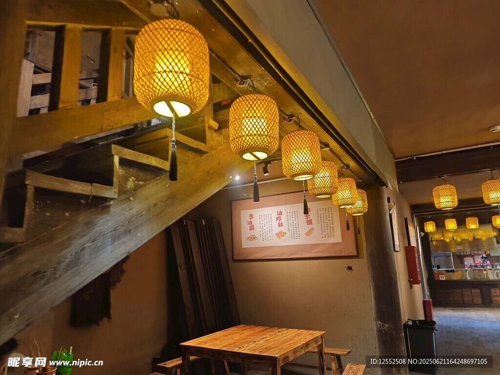 中式古风餐厅室内温馨场景