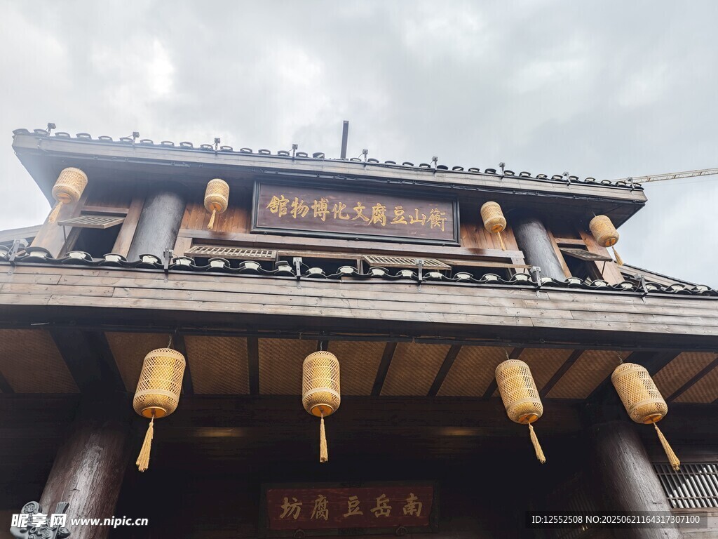 古风楼阁悬挂精美灯笼