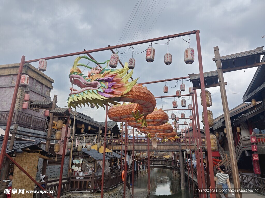 街头创意大虾造型装饰