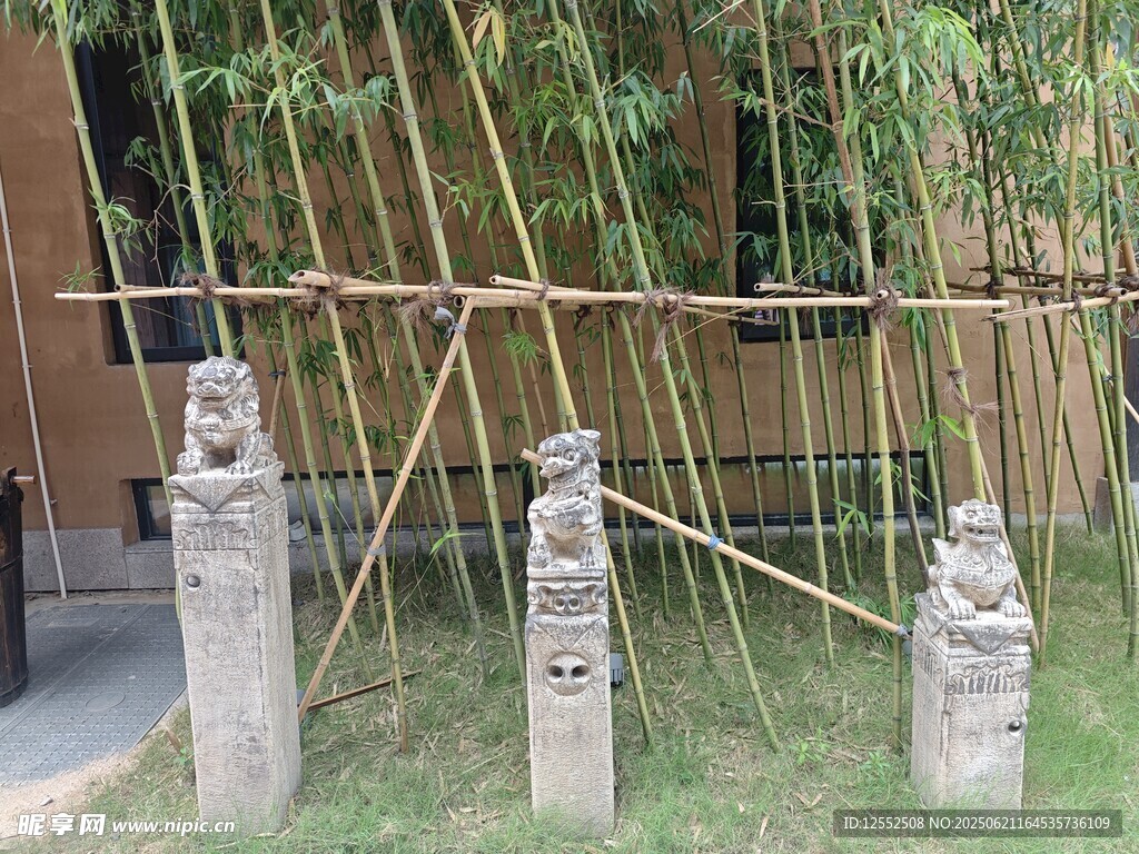 中式庭院石俑与竹制围栏